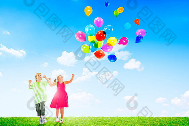 快乐的孩子们玩气球在户外