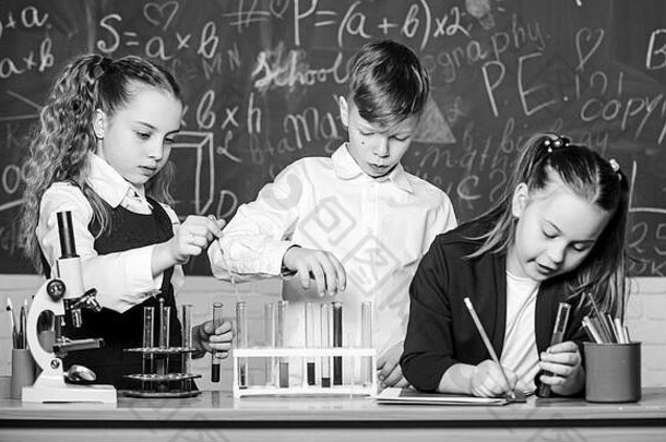 孩子们科学孩子们收入化学学校实验室化学科学生物学实验显微镜女孩男孩实验室集中考试