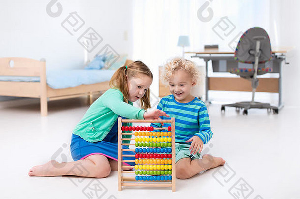 孩子们玩木算盘孩子们学习数教育学前教育玩具木玩具幼儿园孩子孩子学习<strong>数学</strong>男孩