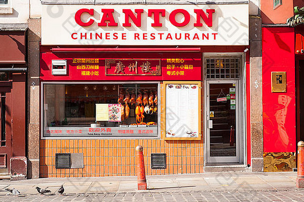 伦敦西结束唐人街纽波特的地方广州中国人餐厅咖啡馆零食酒吧显示鸭猪肉鸡鱿鱼挂窗口街场景