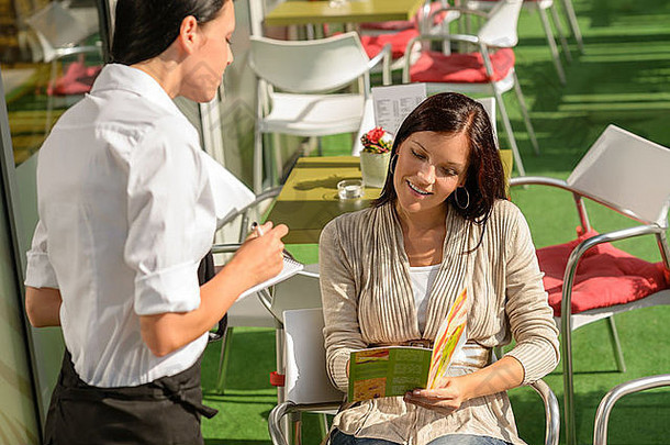 女人决定订单女服务员咖啡馆阳台菜单