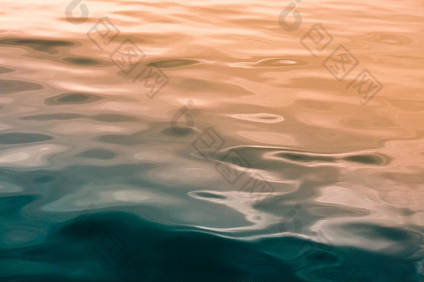 阳光蓝色的海水表面关闭软焦点