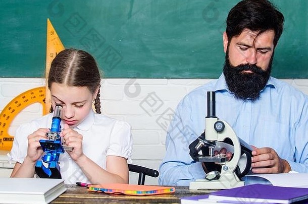 高学校有胡子的男人。老师小女孩教室生物学化学教训父亲女儿研究教室教育知识回来学校数学几何