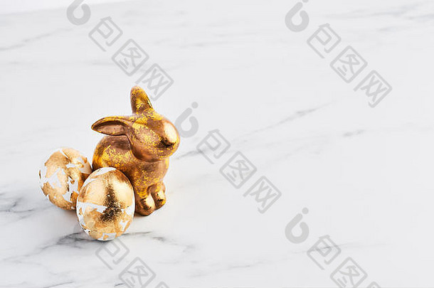 复活节问候卡金兔子鸡蛋装饰金箔白色大理石表格空间