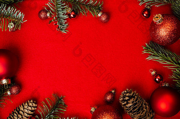 圣诞节红色的背景冷杉树红色的圣诞节球框架前平视图复制空间