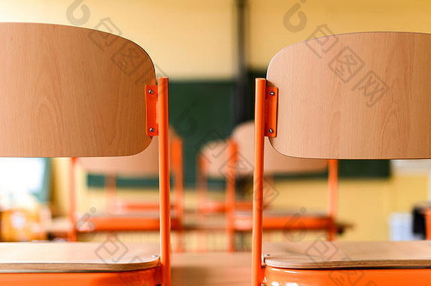 空教室学校桌子椅子黑板上教育概念