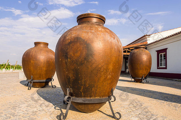 巨大的粘土酒容器alentejo地区葡萄牙