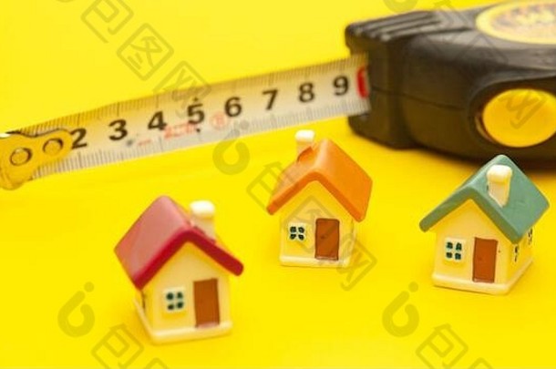 建筑磁带测量微型房子黄色的背景概念建筑房子