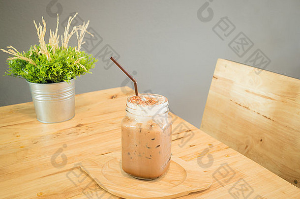 冰咖啡摩卡喝服务木表格股票照片