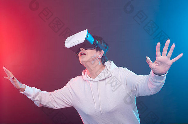 充满激情的中年女人毛衣看电影眼镜虚拟现实红蓝背景概念高技术
