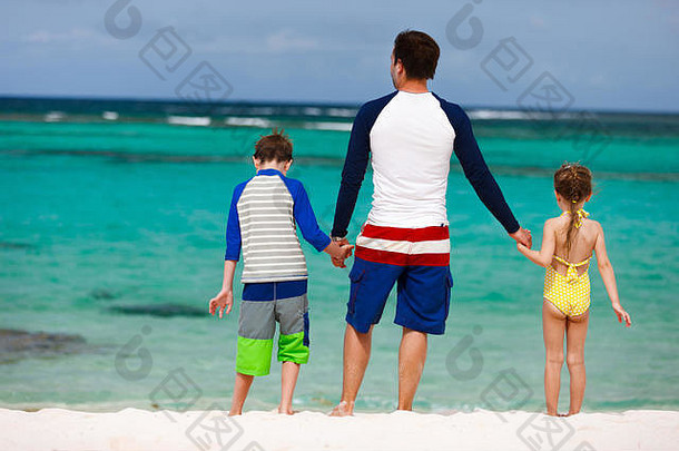 回来视图父亲孩子们享受海滩假期