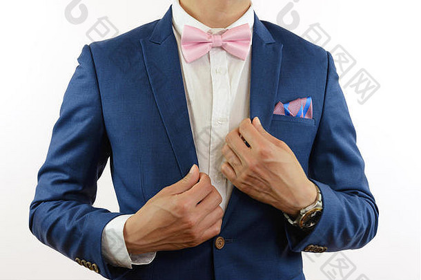 男人。蓝色的西装粉红色的弓领带<strong>花胸</strong>针粉红色的蓝色的带口袋里广场关闭