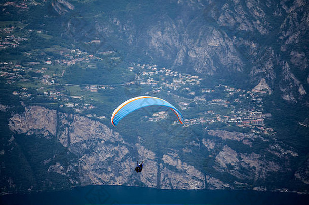 滑翔伞飞行山湖夏天一天
