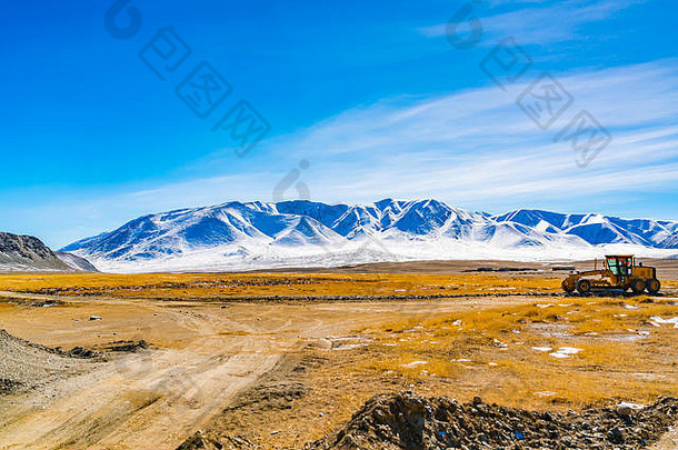 自然景观蒙古美丽的雪山阳光大雪草原电动机度