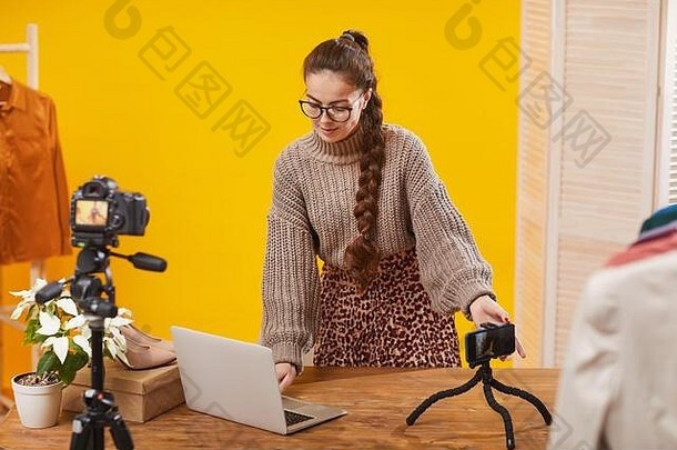 肖像当代年轻的女人设置相机工作室拍摄视频美生活方式通道复制空间