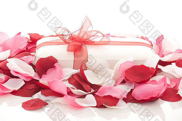 情人节一天礼物红色的盒子玫瑰花瓣孤立的白色