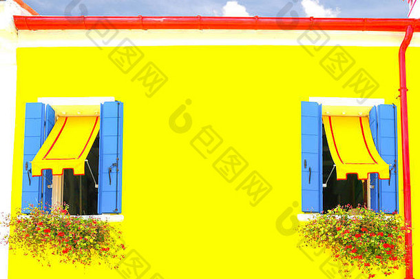 美丽的黄色的房子窗户花黄色的雨篷burano岛威尼斯意大利