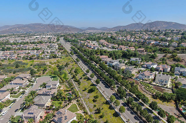 空中视图郊区社区大别墅三迭戈加州美国住宅现代细分奢侈品房子