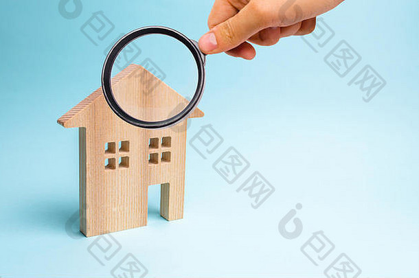 放大玻璃木房子蓝色的背景概念负担得起的住房抵押贷款买房子购买塞利