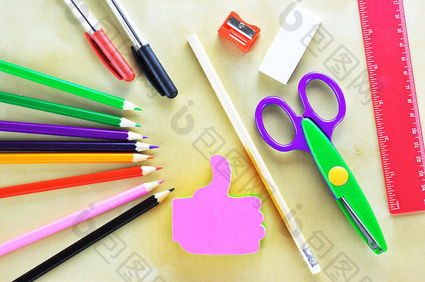 重击形状的请注意贴纸彩色的铅笔橡胶卷笔刀剪刀笔统治者木表格