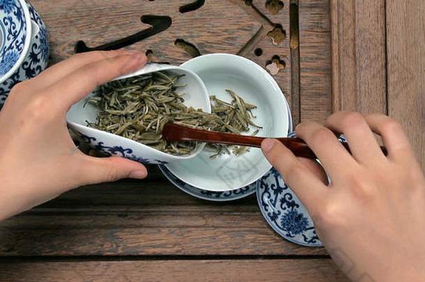 填充棕色（的）茶壶漏斗瓷中国人杯钢茶匙黑色的绿色puerh乌龙茶铁观音煎茶茶