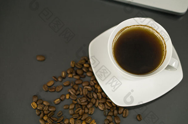 咖啡杯咖啡豆子黑色的背景前视图