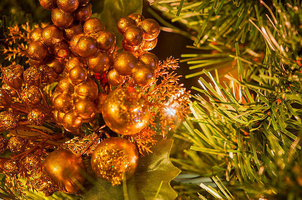 明亮的色彩斑斓的装饰圣诞<strong>节</strong>树