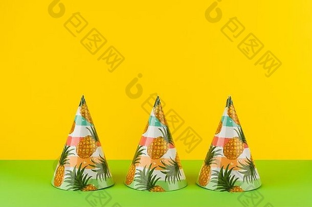 集生日聚会，派对帽子行菠萝黄色的绿色背景复制空间快乐生日假期异国情调的概念