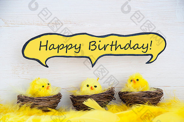 坐着复活节小鸡复活节篮子巢黄色的羽毛白色木背景漫画演讲气球