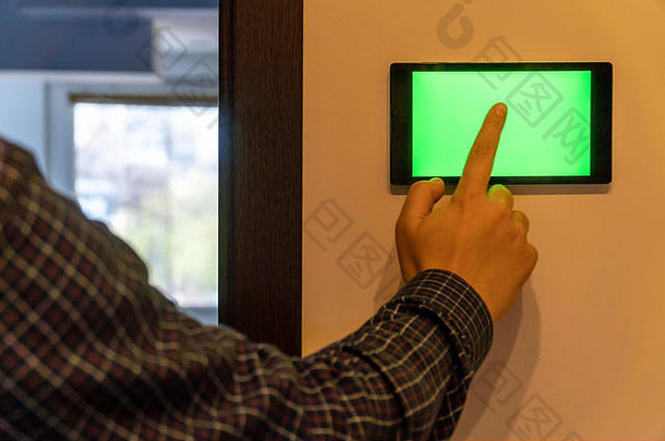 聪明的首页控制安全概念设备空白屏幕挂墙人紧迫的按钮手指