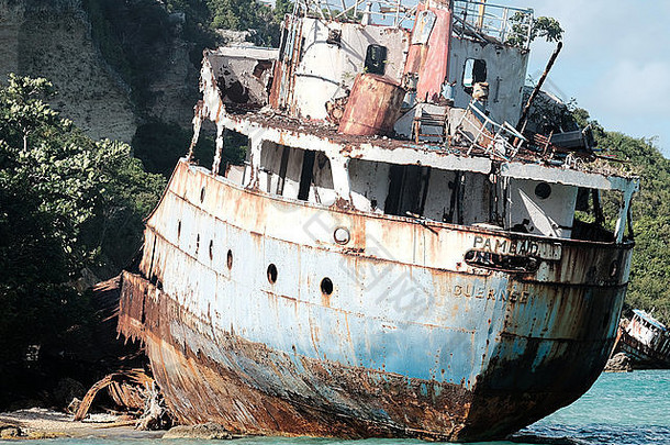 生锈的被遗弃的船搁浅路湾安圭拉岛
