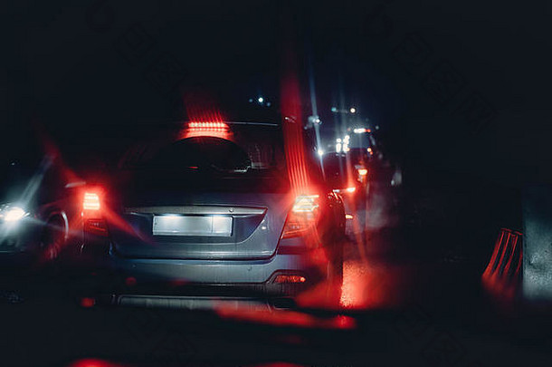 晚上交通小时床上多雨的天气路危险飓风红色的蓝色的尾巴灯汽车