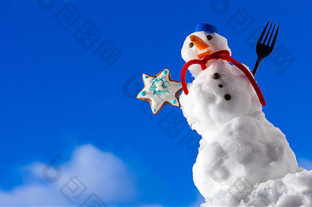 快乐圣诞节雪人蓝色的螺杆前他红色的围巾叉姜饼蛋糕饼干明星户外冬天