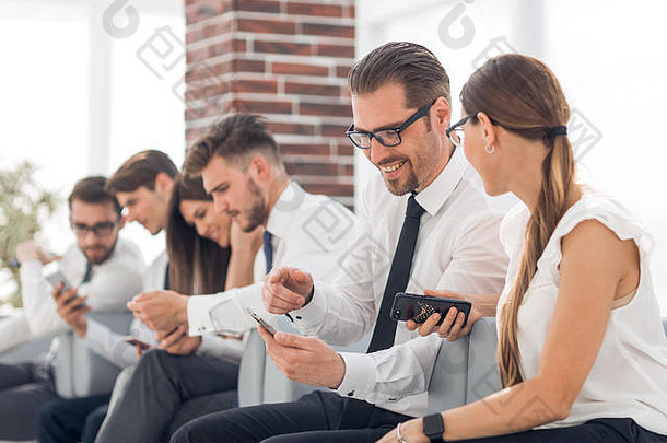员工公司智能手机坐着办公室游说团体