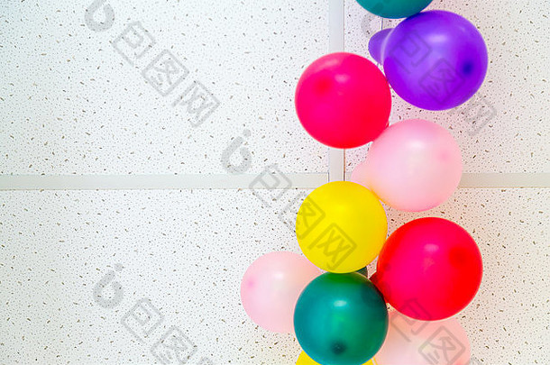 色彩斑斓的群气球挂天花板