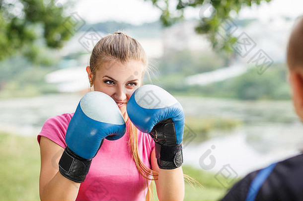 年轻的运动女人<strong>培训拳击</strong>教练公园健身在户外锻炼
