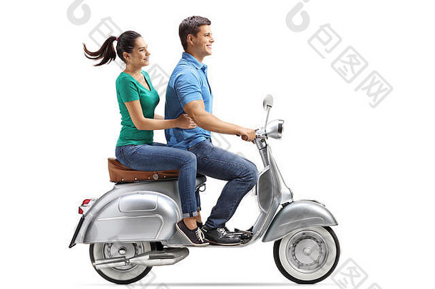 完整的长度配置文件拍摄年轻的夫妇骑古董摩托车孤立的白色背景