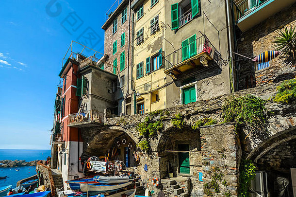 色彩斑斓的房屋船海玛丽娜村riomaggiore意大利利古里亚海岸五渔村意大利