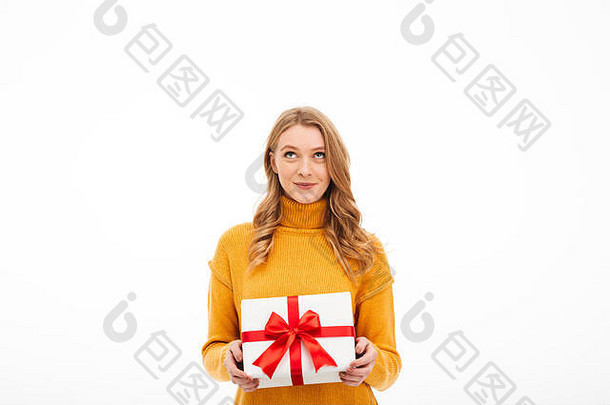 照片可爱的快乐的年轻的女人站孤立的白色背景持<strong>有惊喜</strong>礼物盒子
