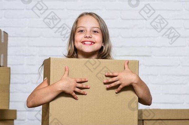 首页根成长深租金概念修复annd搬迁快乐童年小女孩孩子女孩盒子移动公寓完美的购买移动概念移动房子