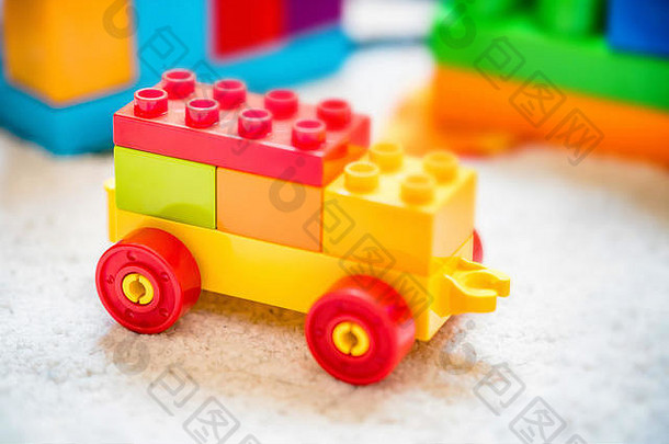 塑料玩具车使建筑块