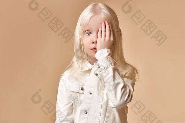 可爱的美丽的孩子女孩白色头发颜色皮肤关闭眼睛相机孤立的