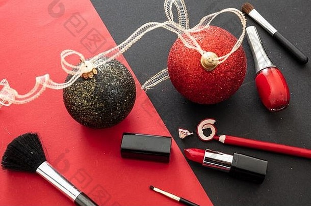 化妆圣诞节聚会，派对概念红色的黑色的平躺背景使产品圣诞节球年夏娃准备