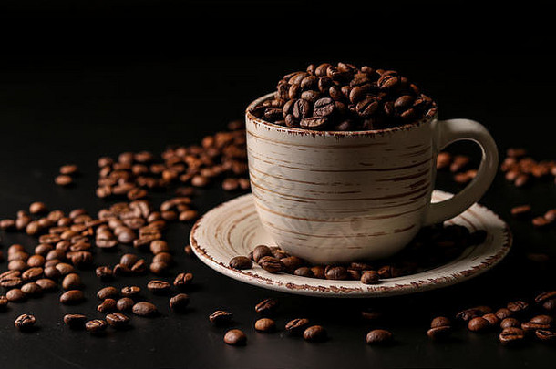 杯完整的咖啡豆子黑暗背景分散豆子咖啡水平取向复制空间