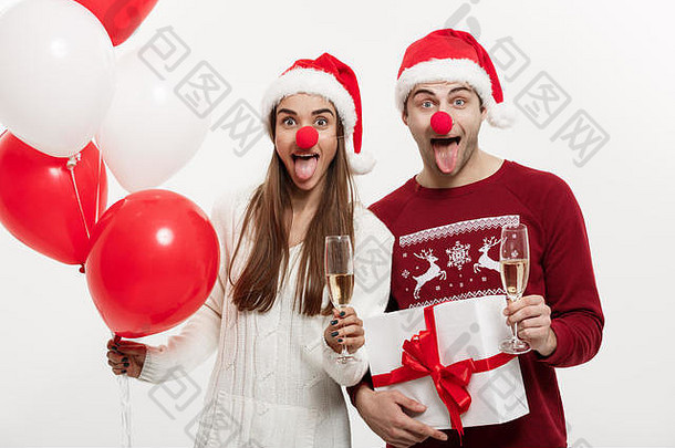圣诞节概念年轻的高加索<strong>人</strong>夫妇持有礼物香槟气球使有趣的脸圣诞节