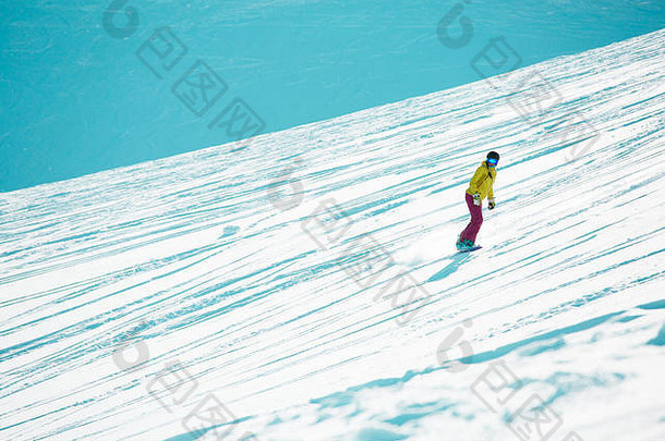 图像体育女孩穿头盔面具滑雪山坡