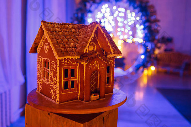姜饼房子欧洲圣诞节假期传统加兰蓝色的灯背景圣诞节假期糖果