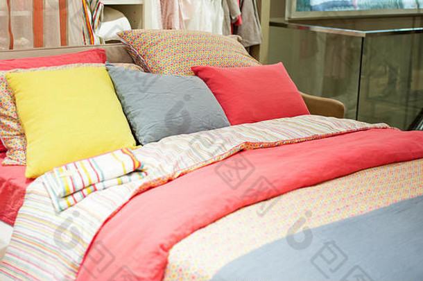 视图色彩斑斓的枕头卧室