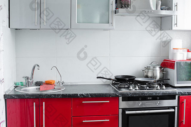 美丽的现代清洁红色的厨房<strong>小公寓</strong>完整的拍摄