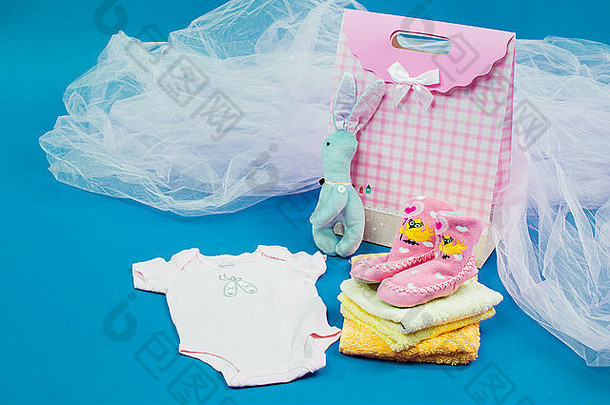 婴儿衣服白色礼物盒子蓝色的背景